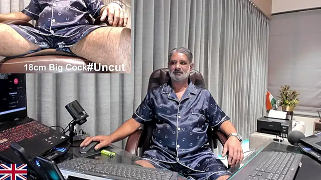 Snapshot of OnlineBossUK chatting on 03-17-26, 12:30 OnlineBossUK online show from 03-17-26, 12:30