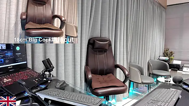 Snapshot of OnlineBossUK chatting on 04-15-26, 10:43 OnlineBossUK online show from 04-15-26, 10:43