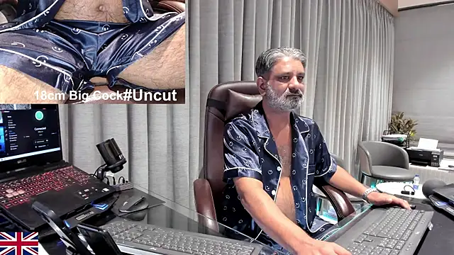 Snapshot of OnlineBossUK chatting on 04-06-26, 07:53 OnlineBossUK online show from 04-06-26, 07:53