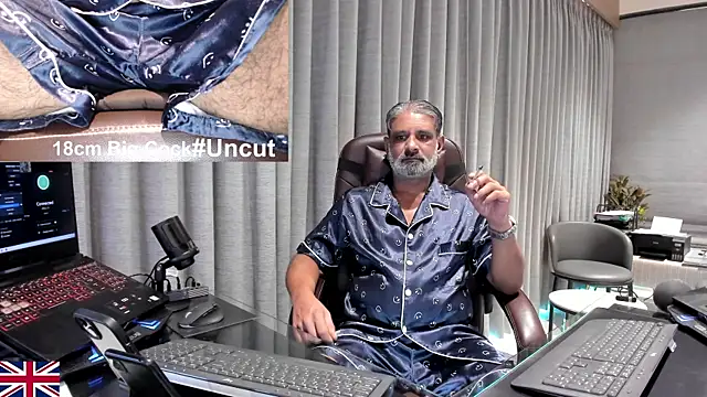 Snapshot of OnlineBossUK chatting on 04-04-26, 08:32 OnlineBossUK online show from 04-04-26, 08:32