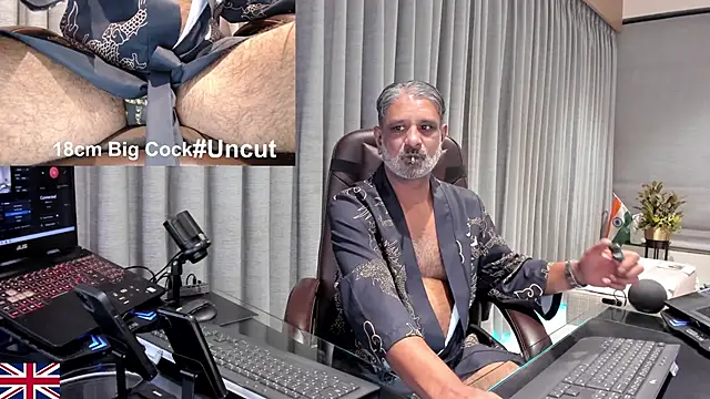 Snapshot of OnlineBossUK chatting on 03-12-26, 04:11 OnlineBossUK online show from 03-12-26, 04:11