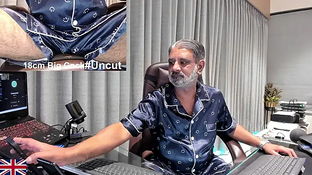 Snapshot of OnlineBossUK chatting on 03-24-26, 12:21 OnlineBossUK online show from 03-24-26, 12:21