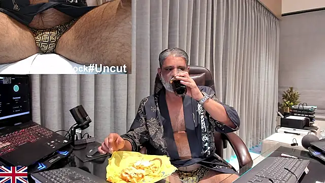 Snapshot of OnlineBossUK chatting on 03-25-26, 10:52 OnlineBossUK online show from 03-25-26, 10:52