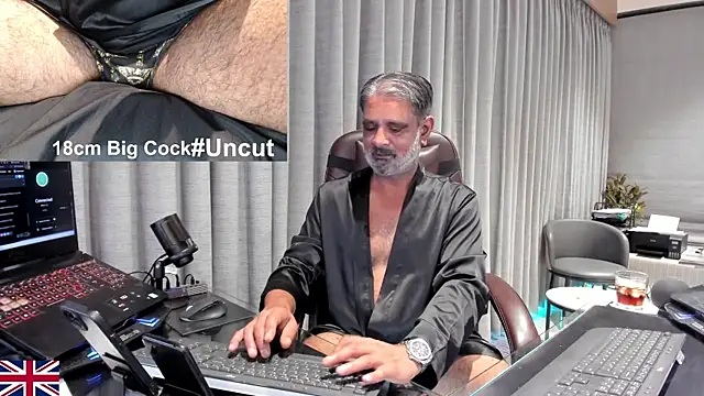 Snapshot of OnlineBossUK chatting on 04-04-26, 08:37 OnlineBossUK online show from 04-04-26, 08:37