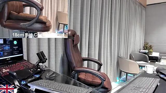 Snapshot of OnlineBossUK chatting on 04-12-26, 08:39 OnlineBossUK online show from 04-12-26, 08:39