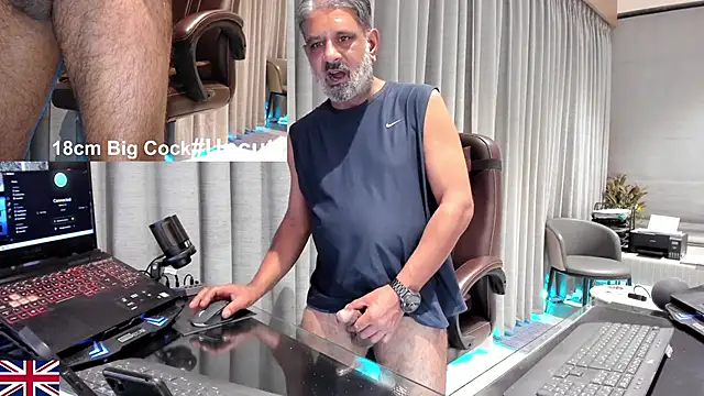 Snapshot of OnlineBossUK chatting on 04-05-26, 09:32 OnlineBossUK online show from 04-05-26, 09:32