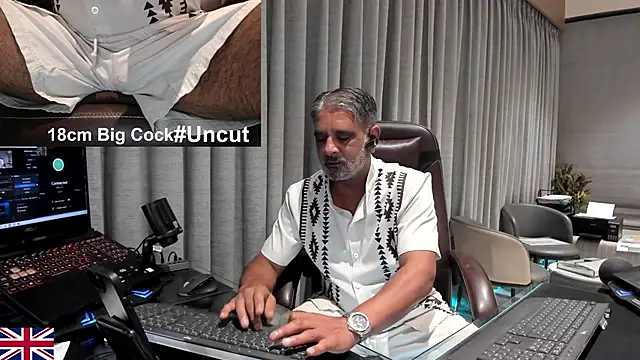 Snapshot of OnlineBossUK chatting on 04-11-26, 03:16 OnlineBossUK online show from 04-11-26, 03:16