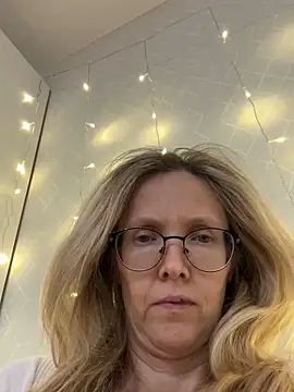 Snapshot of angelmommu chatting on 02-24-26, 02:40 angelmommu online show from 02-24-26, 02:40