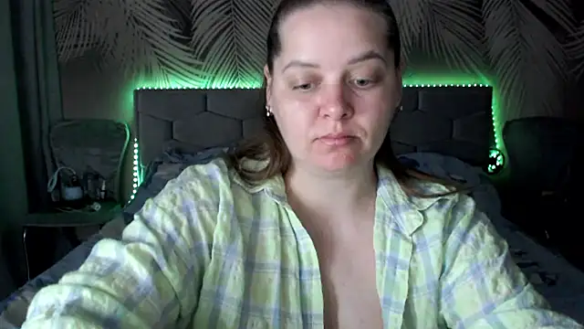 Snapshot of uliastar chatting on 05-22-26, 06:11 uliastar online show from 05-22-26, 06:11