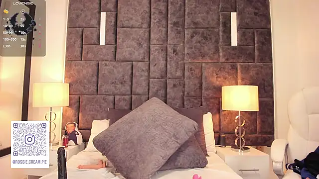 Snapshot of Petit-Rosse chatting on 03-06-25, 05:46 Petit-Rosse online show from 03-06-25, 05:46