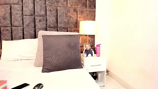 Snapshot of Petit-Rosse chatting on 01-20-25, 10:04 Petit-Rosse online show from 01-20-25, 10:04