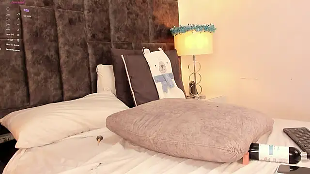 Snapshot of Petit-Rosse chatting on 12-22-24, 01:34 Petit-Rosse online show from 12-22-24, 01:34