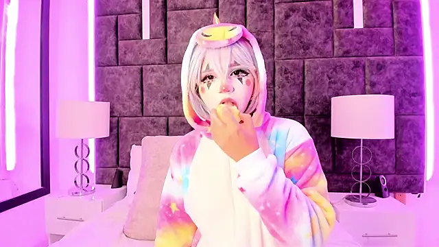 Snapshot of Petit-Rosse chatting on 02-05-25, 08:35 Petit-Rosse online show from 02-05-25, 08:35