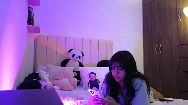 Snapshot of Petit-Rosse chatting on 09-21-25, 04:28 Petit-Rosse online show from 09-21-25, 04:28