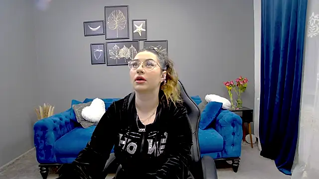 Snapshot of Katewalker_ chatting on 03-19-25, 06:12 Katewalker online show from 03-19-25, 06:12