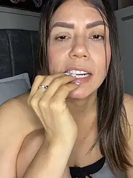 Snapshot of martina_contreras chatting on 10-18-25, 04:14 martina contreras online show from 10-18-25, 04:14