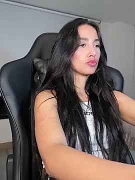 Snapshot of EvaMoet chatting on 12-17-24, 06:24 EvaMoet online show from 12-17-24, 06:24