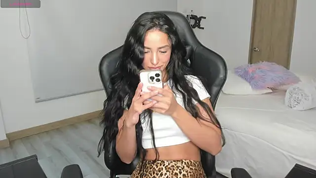 Snapshot of EvaMoet chatting on 03-21-25, 07:44 EvaMoet online show from 03-21-25, 07:44