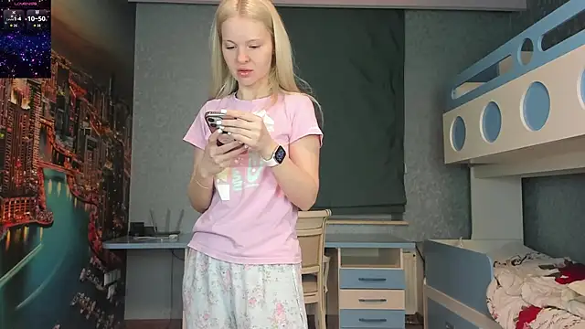 Snapshot of Masha_2002 chatting on 05-15-26, 07:12 Masha 2002 online show from 05-15-26, 07:12