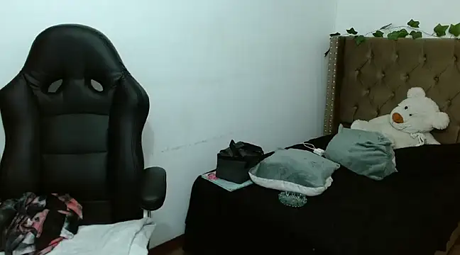 Snapshot of _Scarlett_Sweet chatting on 03-17-25, 12:32 Scarlett Sweet online show from 03-17-25, 12:32