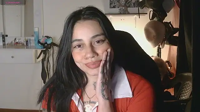 Snapshot of val_bardot chatting on 05-15-26, 06:33 val bardot online show from 05-15-26, 06:33