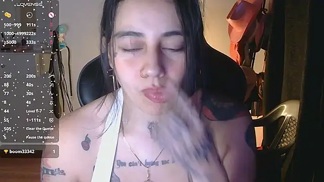 Snapshot of val_bardot chatting on 06-10-26, 02:35 val bardot online show from 06-10-26, 02:35