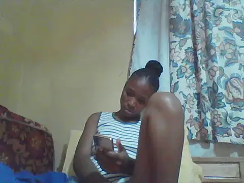 Snapshot of Smillie_prety chatting on 06-13-26, 04:43 Smillie prety online show from 06-13-26, 04:43