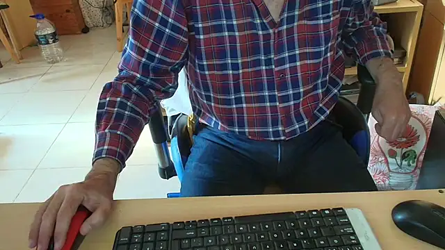 Snapshot of angelgarcia269 chatting on 06-03-26, 12:06 angelgarcia269 online show from 06-03-26, 12:06