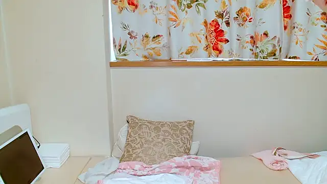 Snapshot of liliyRiSAcha-n chatting on 06-21-26, 06:30 liliyRiSAcha-n online show from 06-21-26, 06:30