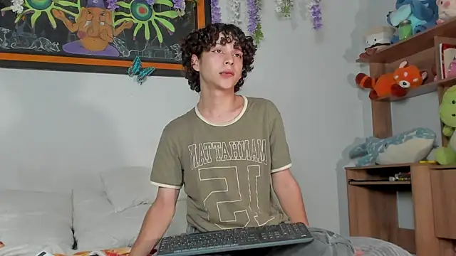 Snapshot of Cherry_boy_18 chatting on 03-08-25, 06:26 Cherry boy 18 online show from 03-08-25, 06:26