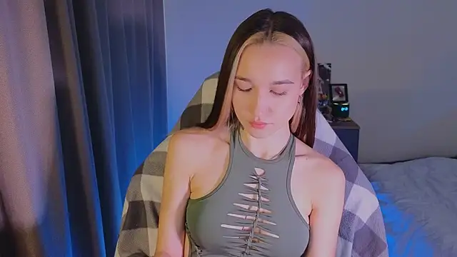 Snapshot of shey1i chatting on 12-20-25, 12:41 shey1i online show from 12-20-25, 12:41