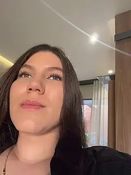 Snapshot of AmelieLaurent_ chatting on 07-21-26, 02:40 AmelieLaurent online show from 07-21-26, 02:40