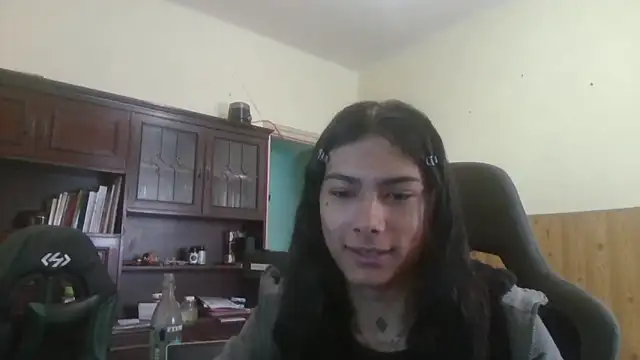 Snapshot of calliemaggotbone chatting on 04-17-26, 10:40 calliemaggotbone online show from 04-17-26, 10:40