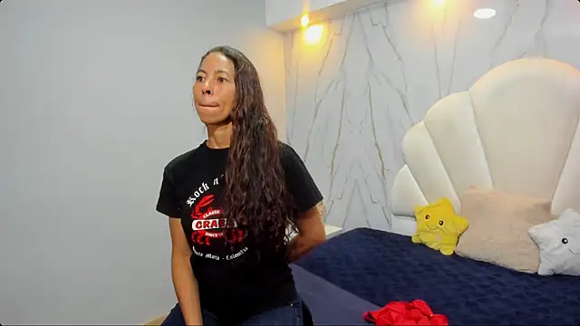 Snapshot of Rosalinda_Cortez chatting on 01-27-25, 04:01 Rosalinda Cortez online show from 01-27-25, 04:01