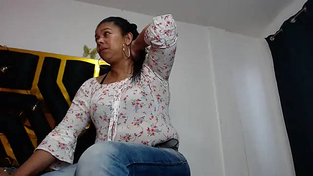 Snapshot of Helennahot chatting on 02-16-25, 04:53 Helennahot online show from 02-16-25, 04:53