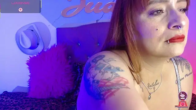 Snapshot of juanitared chatting on 06-11-26, 12:01 juanitared online show from 06-11-26, 12:01