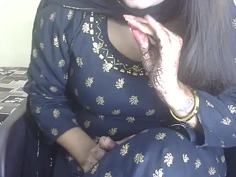 Snapshot of Lusty_Wife1 chatting on 10-11-25, 06:42 Lusty Wife1 online show from 10-11-25, 06:42