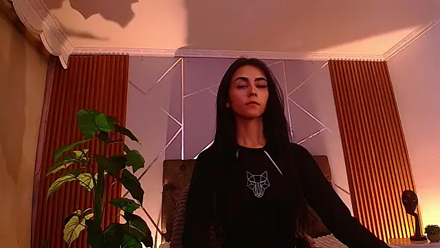 Coralinnee  online show from 04-15-26, 06:30