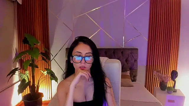 Coralinnee  online show from 09-23-25, 03:46