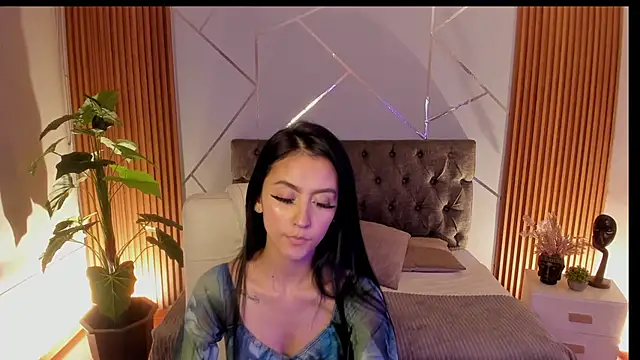 Coralinnee  online show from 09-10-25, 03:38