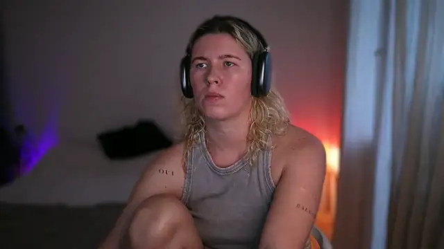 Snapshot of moonamii chatting on 09-12-25, 03:45 moonamii online show from 09-12-25, 03:45