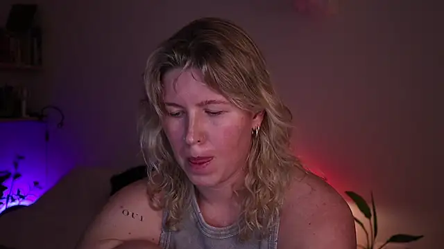 Snapshot of moonamii chatting on 10-21-25, 05:12 moonamii online show from 10-21-25, 05:12