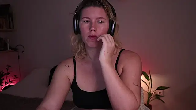 Snapshot of moonamii chatting on 10-29-25, 12:37 moonamii online show from 10-29-25, 12:37