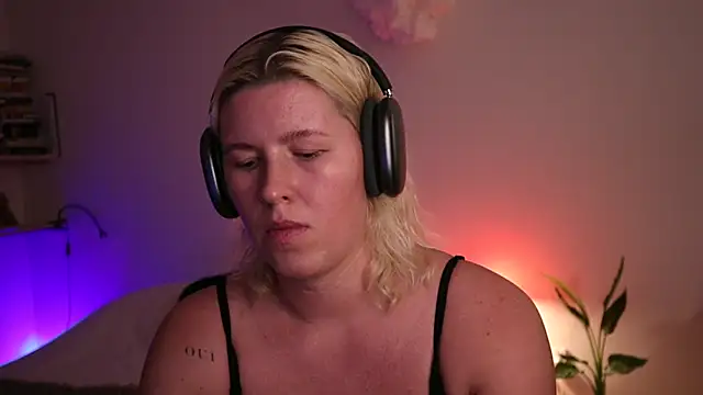 Snapshot of moonamii chatting on 01-27-25, 04:11 moonamii online show from 01-27-25, 04:11