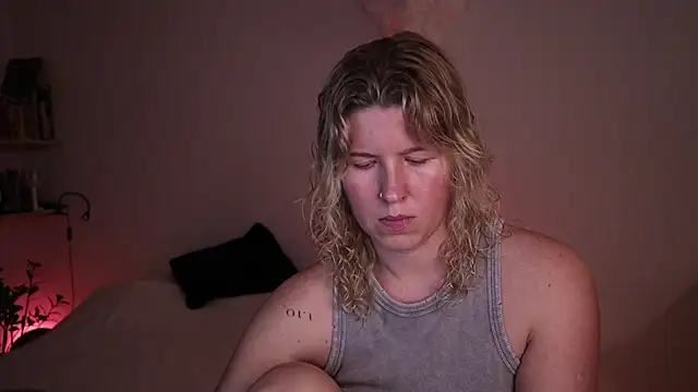 Snapshot of moonamii chatting on 10-24-25, 02:38 moonamii online show from 10-24-25, 02:38