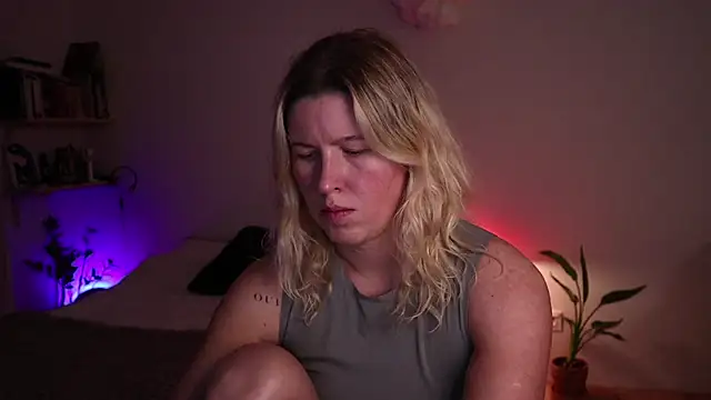 Snapshot of moonamii chatting on 10-14-25, 06:19 moonamii online show from 10-14-25, 06:19