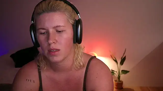 Snapshot of moonamii chatting on 01-16-25, 08:46 moonamii online show from 01-16-25, 08:46