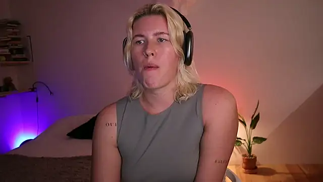 Snapshot of moonamii chatting on 01-23-25, 06:24 moonamii online show from 01-23-25, 06:24