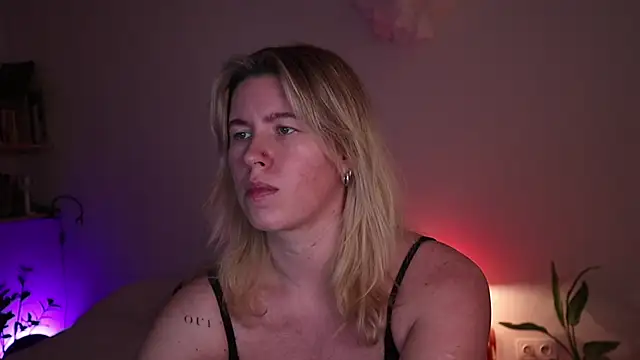 moonamii online show from 11-08-25, 08:23