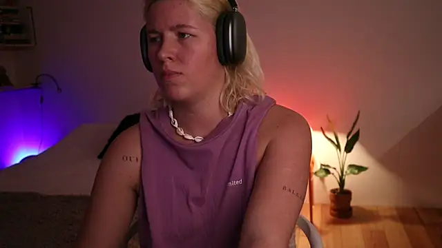 Snapshot of moonamii chatting on 01-09-25, 09:26 moonamii online show from 01-09-25, 09:26